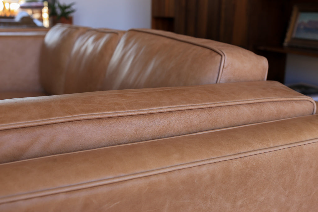 The Huisraad Modern Luísa Leather Sofa