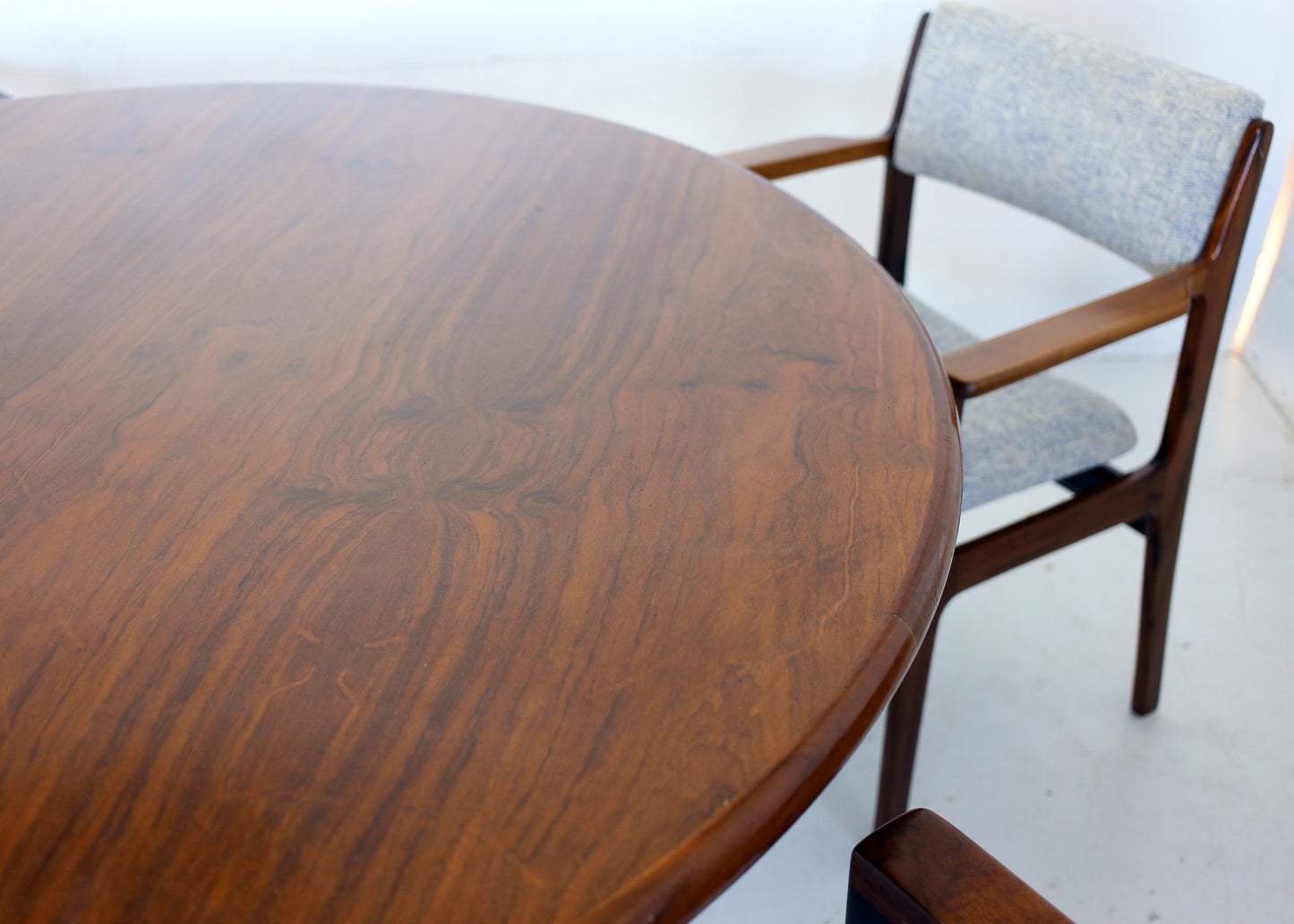 Round Binnehuis Dining Table for Four to Six