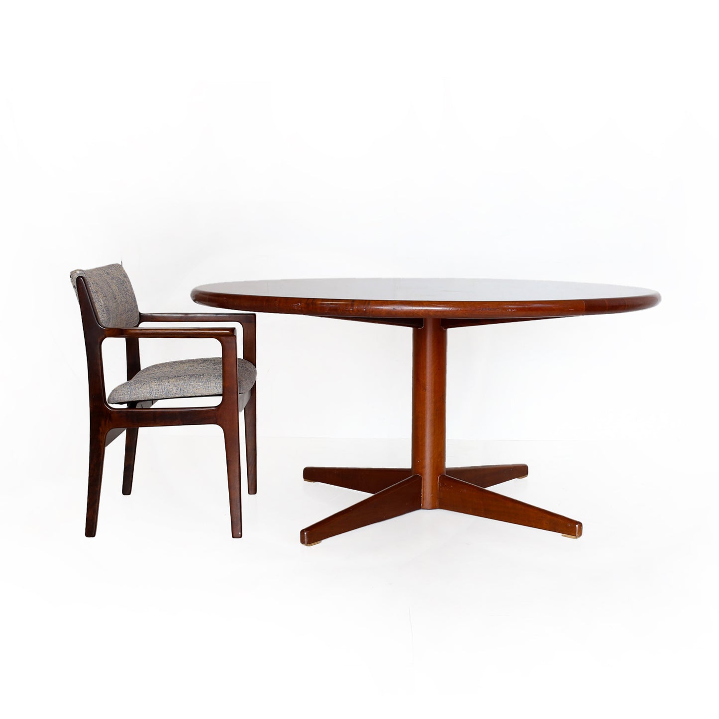Round Binnehuis Dining Table for Four to Six