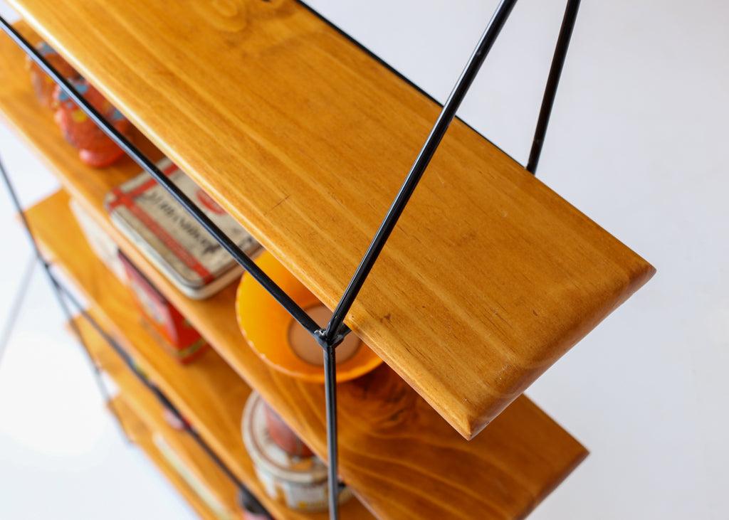 The Huisraad Modern Wallflower Shelf