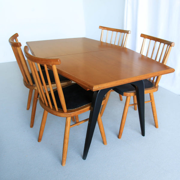 Extendable Dining Table for Four to Six Seats