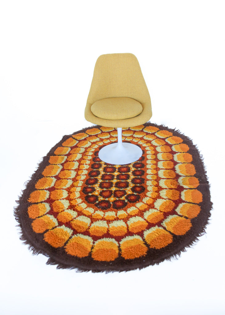 Six Retro Tulip Chairs and Round Table