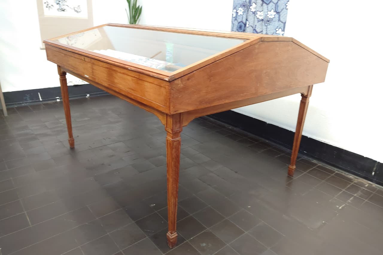 Brimble & Briggs Flip Top Display Cabinet