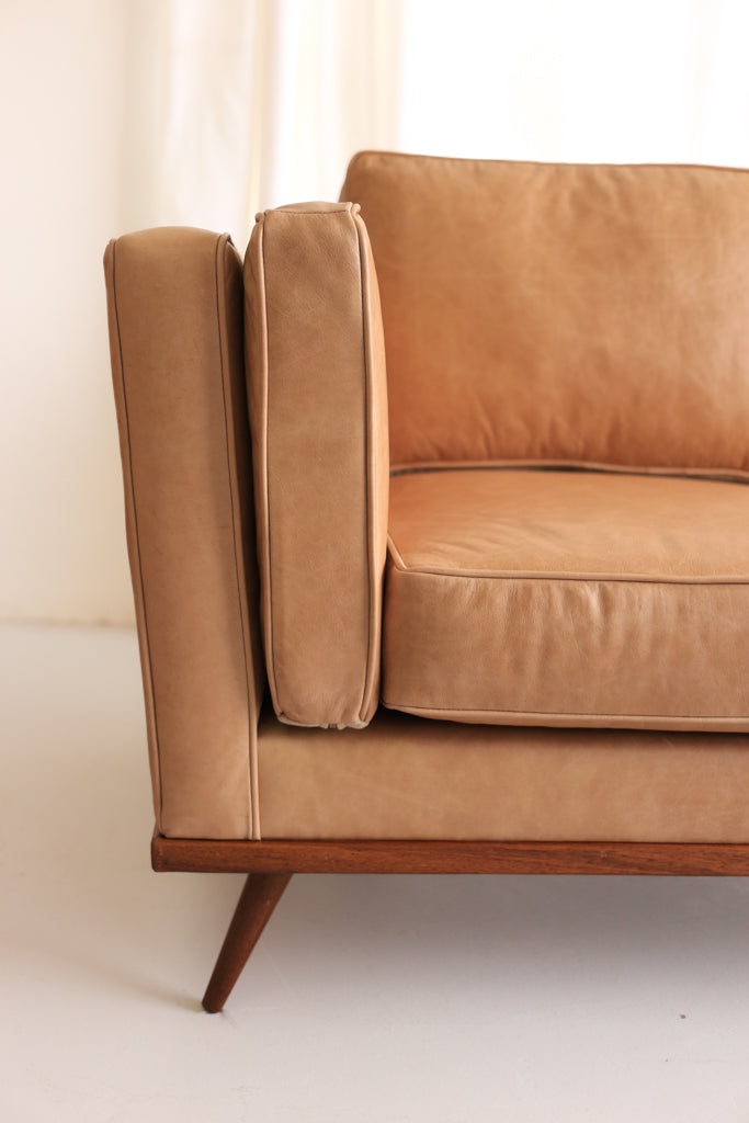 The Huisraad Modern Luísa Leather Sofa