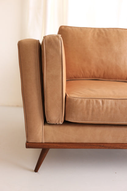 The Huisraad Modern Luísa Leather Sofa