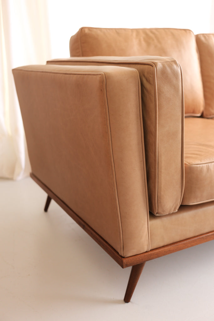 The Huisraad Modern Luísa Leather Sofa